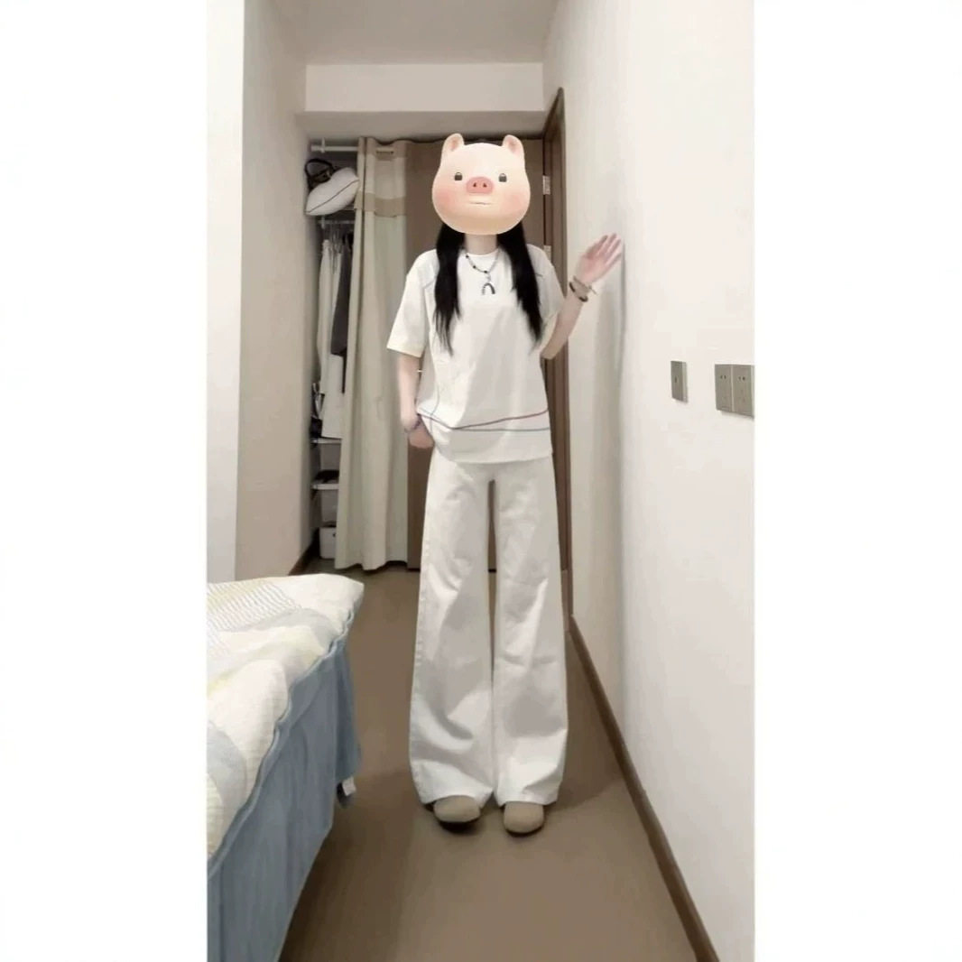 白色宽松不贴腿微喇牛仔