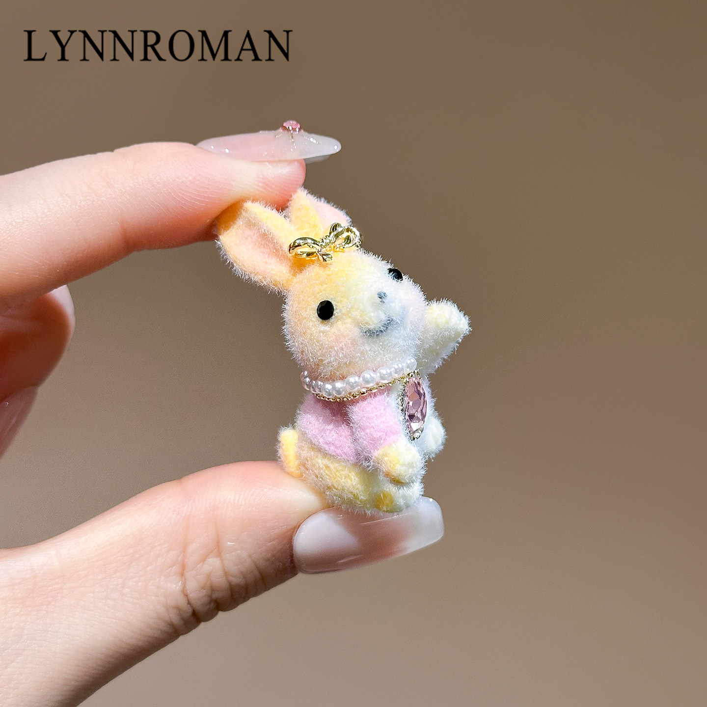 LYNNROMAN卡通可爱萌小兔子毛绒胸针女包包装饰2025新款别针配饰