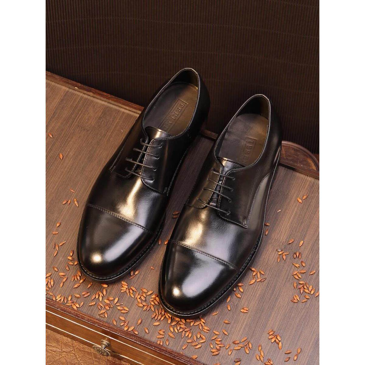 英伦秋冬覆古商务休闲皮鞋男圆头真皮底胎牛皮水洗固特异德比鞋