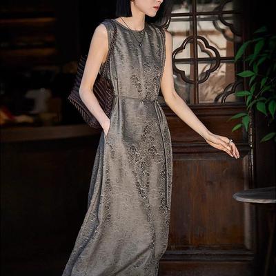 JOERICOR 在古意与摩登的边界游走 缎光真丝提花收腰无袖连衣裙