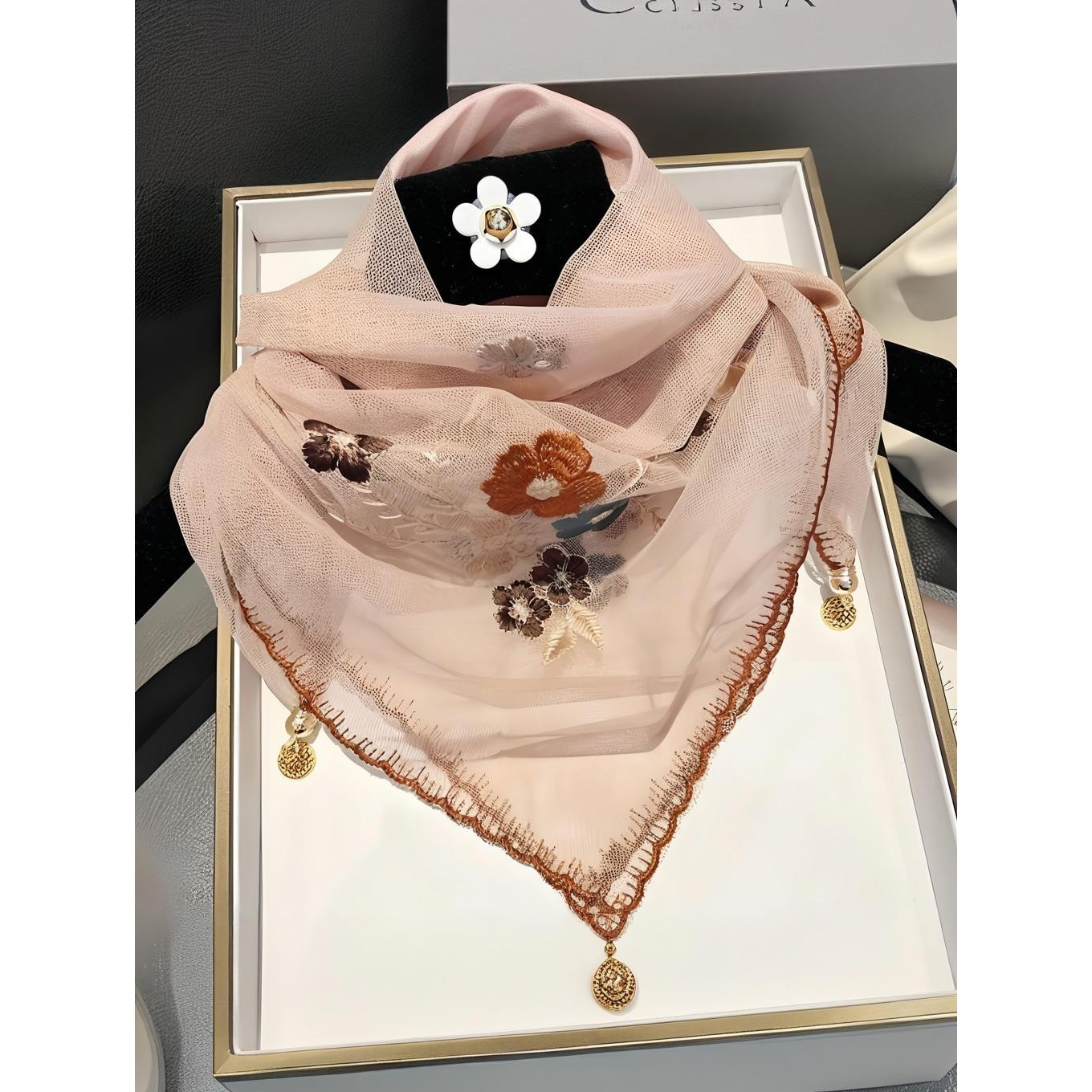 韩版刺绣磁吸扣小丝巾女春秋高级感洋气三角巾护颈妈妈薄围巾方巾