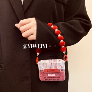 依维意 拼色条纹斜挎oppofindn3flip支架 适用于小米mixflip2手机壳Pocket2毛绒球手链折叠屏zflip7秋冬新款