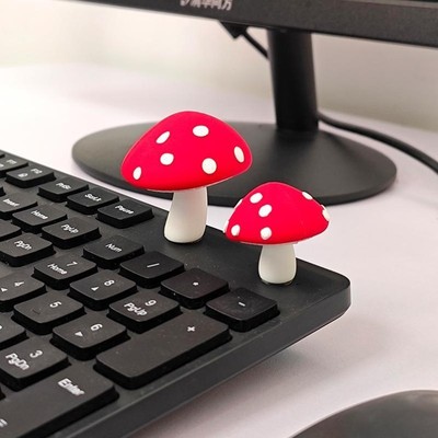 工位幸福感好物治愈系蘑菇电脑桌装饰摆件办公室桌面显示屏玩偶饰