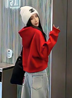 香港极简风小贴标加绒加厚红色连帽卫衣女2025秋冬款流行漂亮上衣