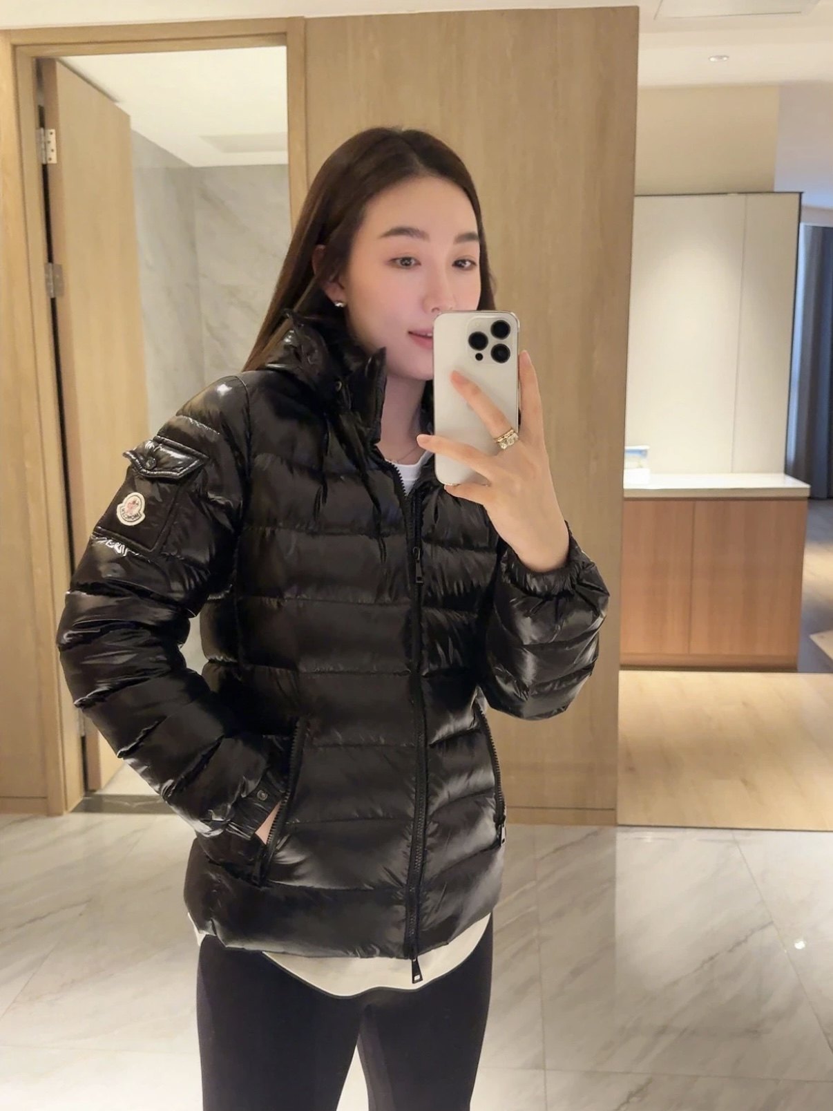 2025秋冬蒙口诺威女士经典BADY短款连帽羽绒服亮面修身款