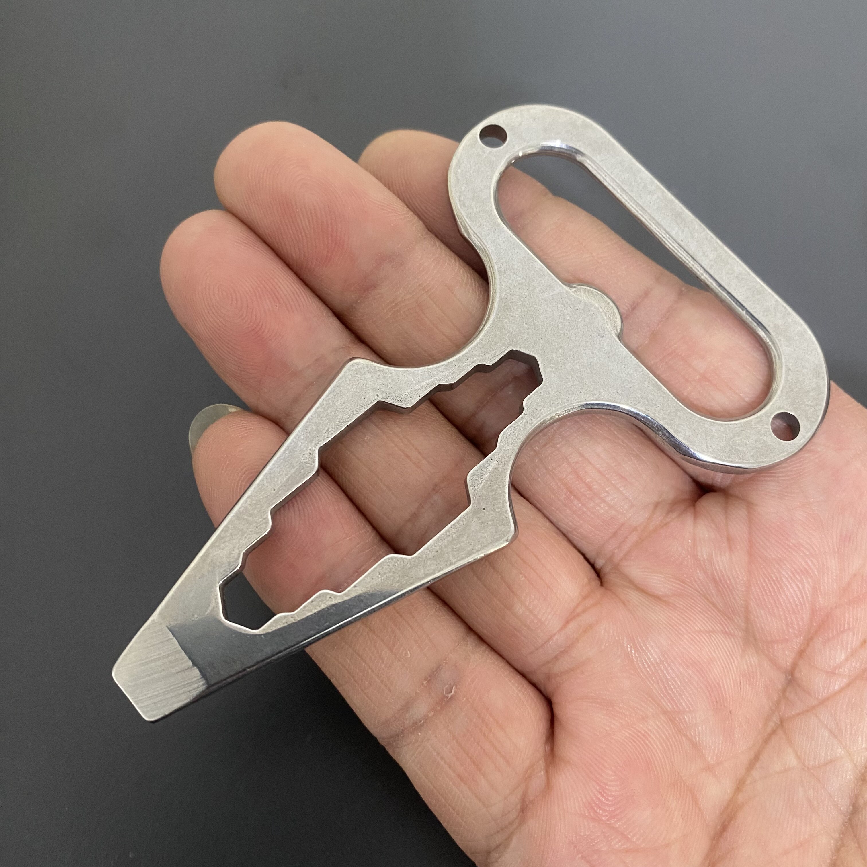 随身EDC多功能小工具防身防卫尖刺不锈钢便携扳手撬棍钥匙扣挂件