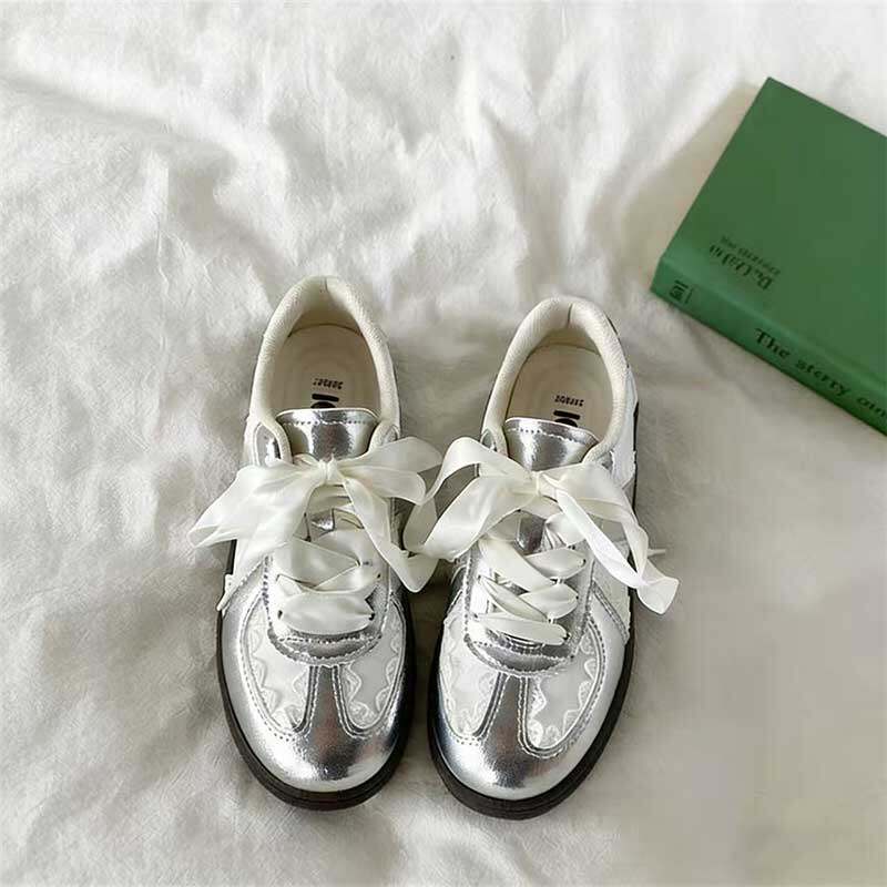 2026年超火的鞋子银色百搭平底德训板鞋夏季透气蕾丝小白鞋配裙子