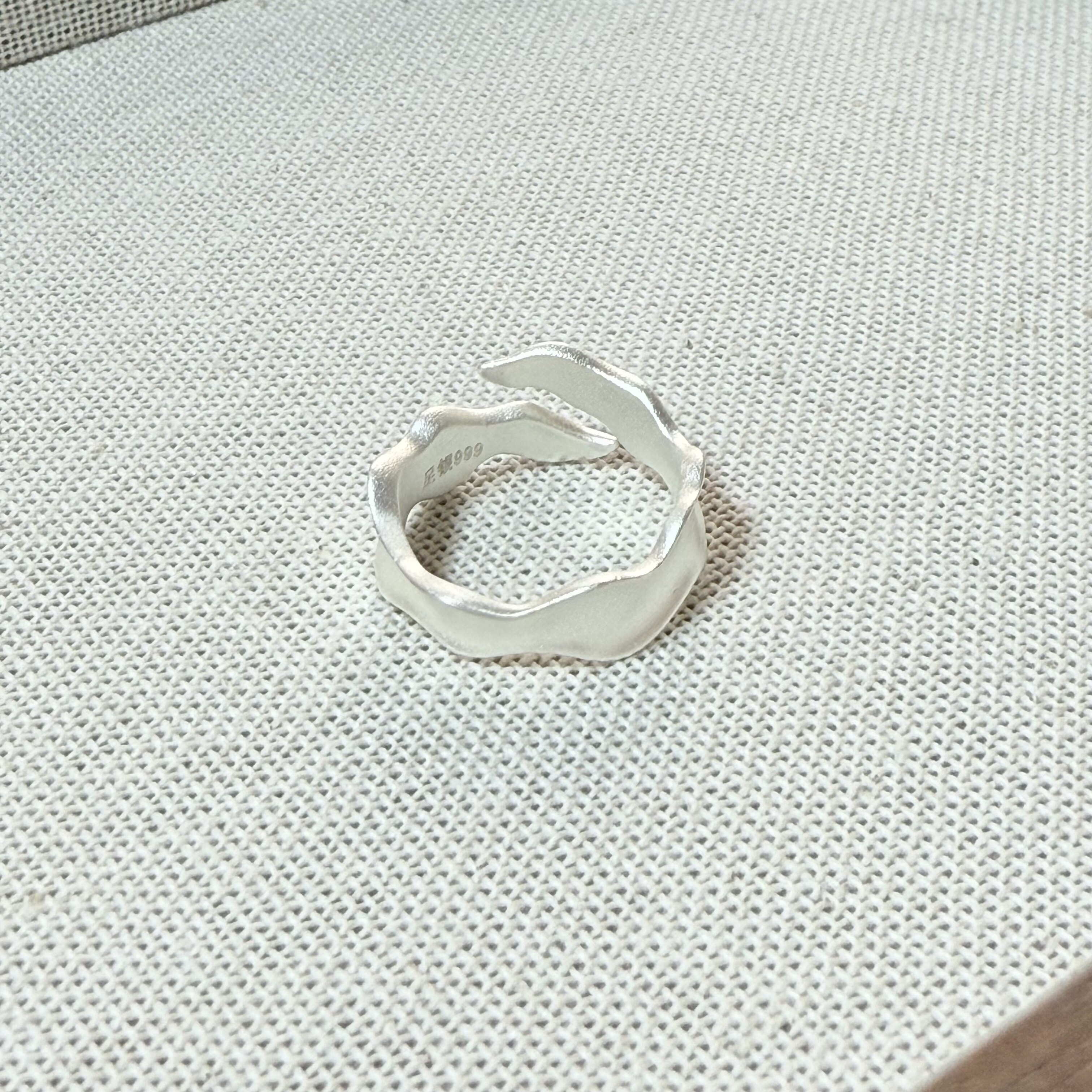 S999足银海带轻奢拉丝波纹戒指磨砂雾面不规则日韩轻奢冷淡风戒指