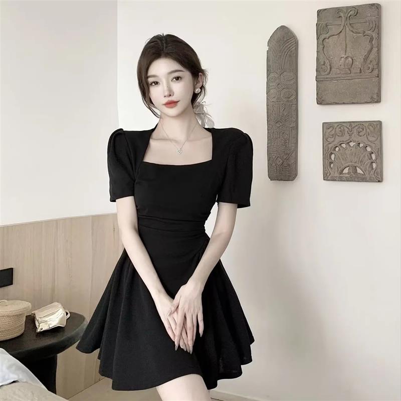 茶歇法式收腰方领连衣裙女夏季御姐风性感小黑裙桔梗高级感短裙子