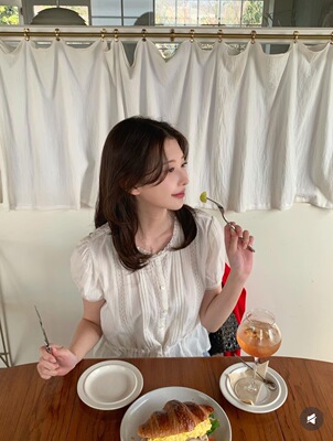 八奶thebarnnet26春夏新款甜美气质简约纯色v领长袖蕾丝雪纺上衣