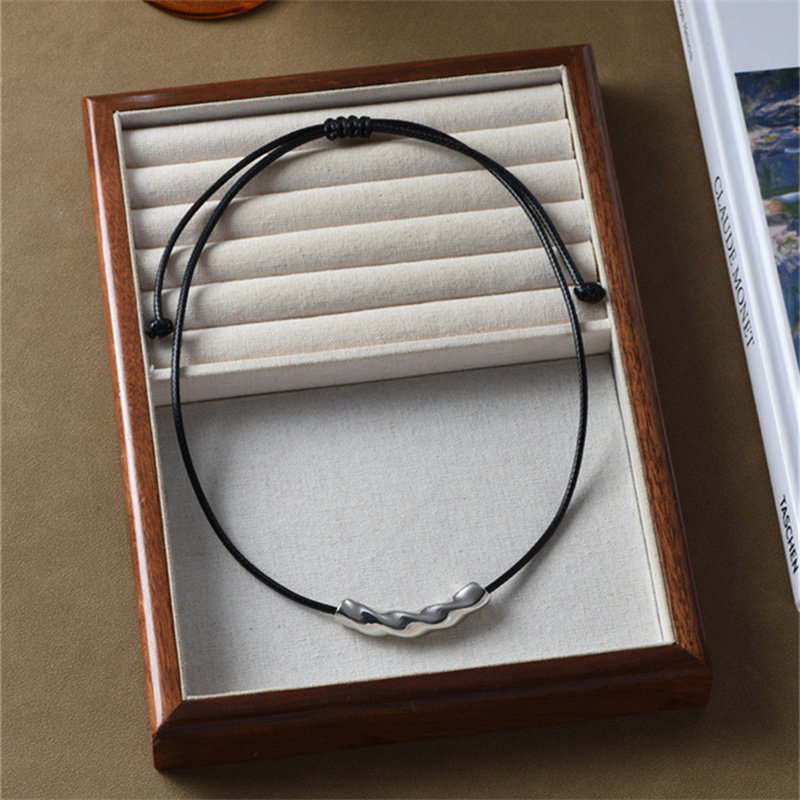 金属螺旋麻花黑绳项链女欧美轻奢小众设计高级感短款颈链锁骨链