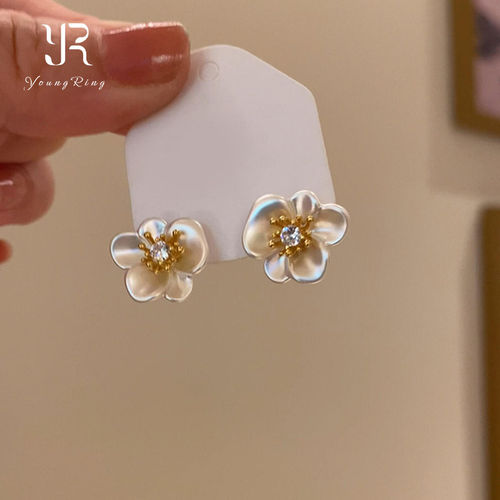 S925纯银白色闪钻花朵耳钉女