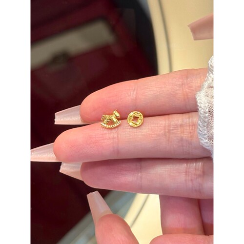 金色本命年不对称小马耳环女耳饰
