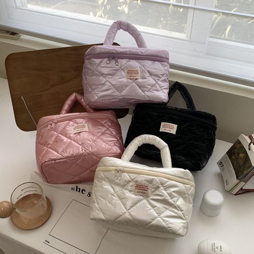 大容量羽绒充棉菱格洗漱收纳包