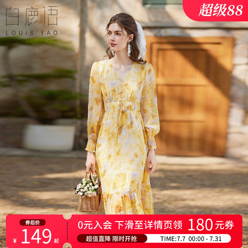 白鹿语荷叶摆印花长裙2025春季新款时尚V领装饰扣修身碎花连衣裙