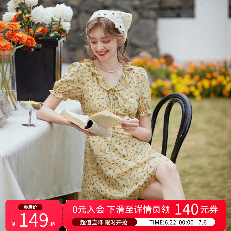 白鹿语木耳边V领泡泡袖碎花裙