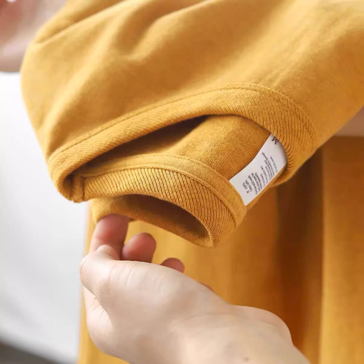 대외 무역 통관 아울렛 카운터는 봄과 가을에 유출된 미국 헤비급 새 순면 긴팔 티셔츠를 철수하고 픽업했습니다