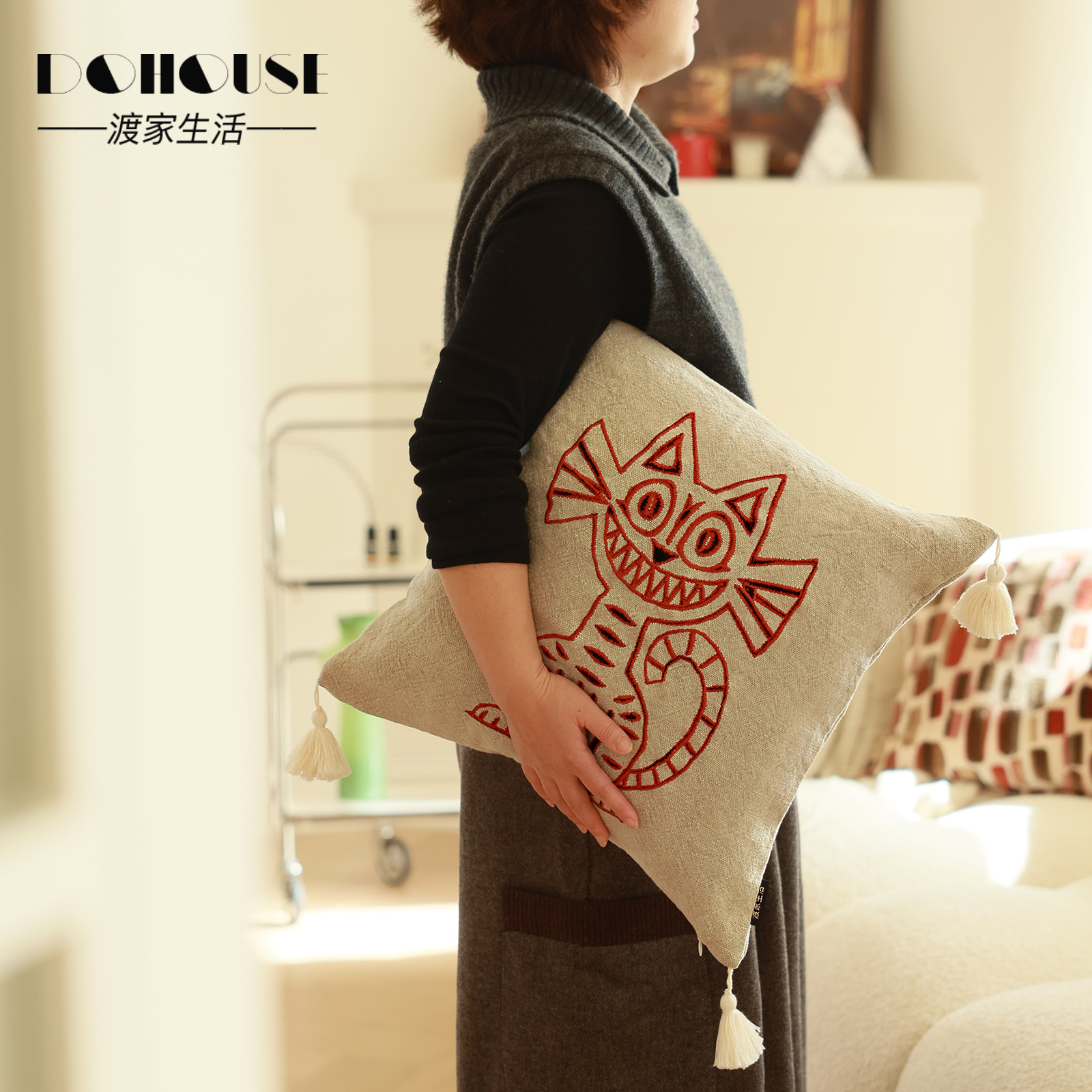 渡家100%纯麻面料刺绣呲牙猫抱枕