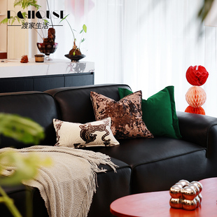 渡家高端咖割绒小狮子腰枕搭配黑色大黑牛皮沙发抱枕靠垫