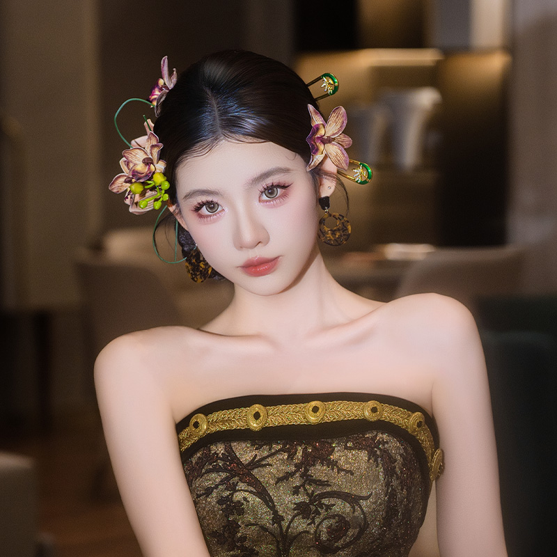 2025新中式新娘头饰高级小众手工仿真花朵配饰复古秀禾旗袍配饰品