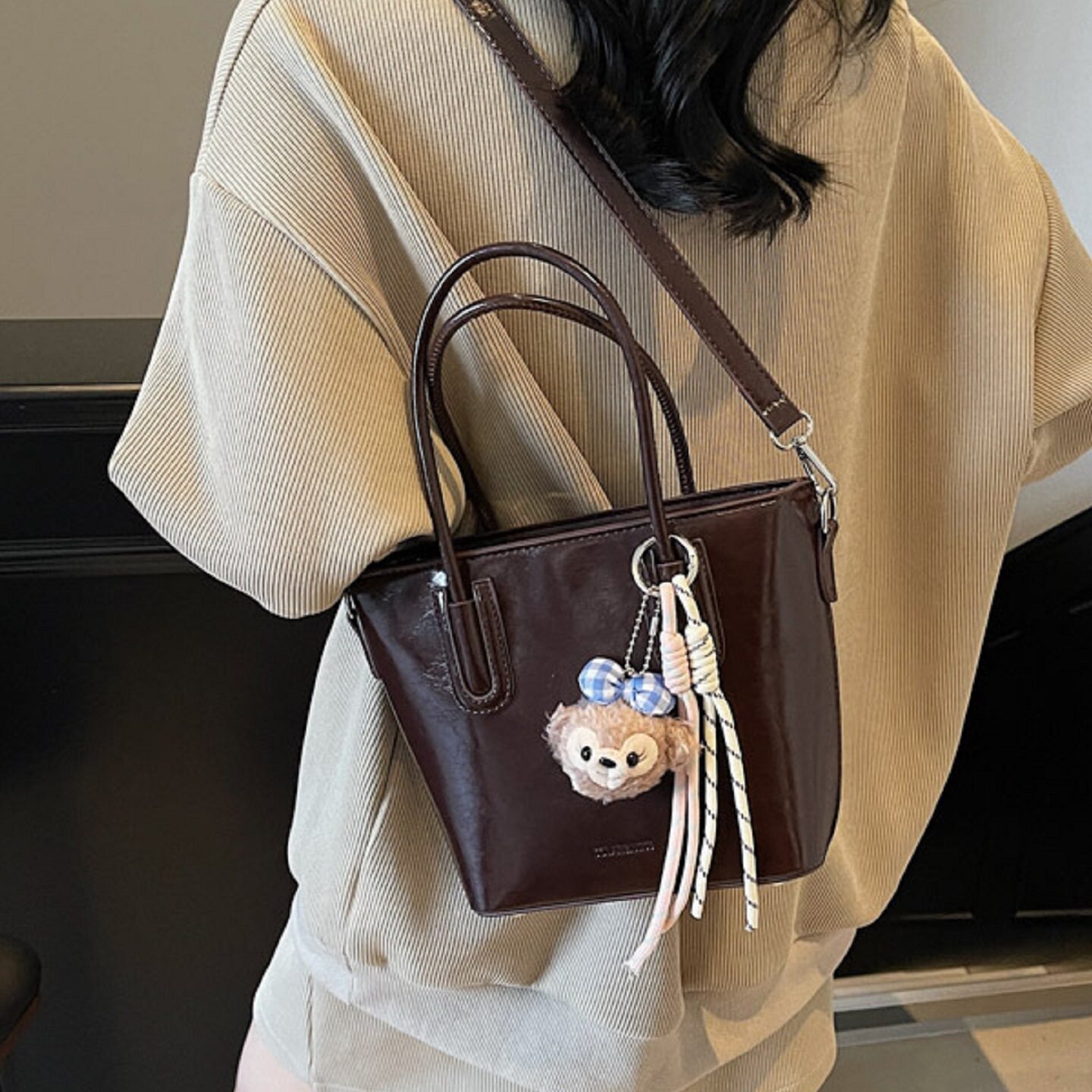 高级感复古棕色小包包女2025新款秋冬季百搭斜挎包超火手提水桶包