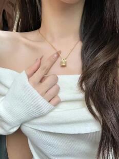 金包银点钻福字印章祥云项链女18k金福字莫桑钻吊坠情人节礼物