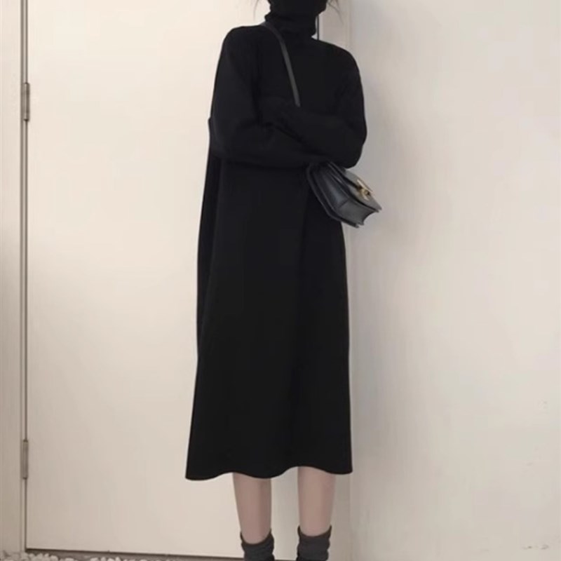 2025新款配大衣的高领毛衣裙长款黑色针织打底连衣裙女秋冬