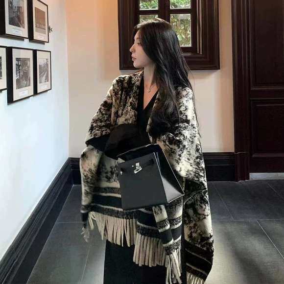 水墨画双面披肩外搭女秋冬季复古高级感保暖披风围巾大斗篷厚外套