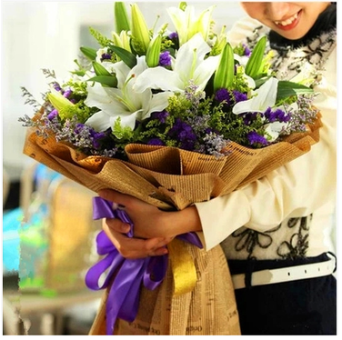 海南三亚海口生日鲜花同城速递粉白色香水百合送花上门实体店配送