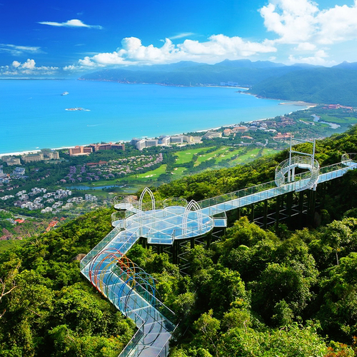 三亚标杆性山海酒店，是住宿+4A景区综合体、吃住玩乐一站式度假区； 居身雨林山中，负氧离子含量7000个以上，深呼吸全身都舒畅； 两多亩海万岸雨林景色，供您任意畅游，凉爽无比，康养度假首先之地； 有效期至12月30日止