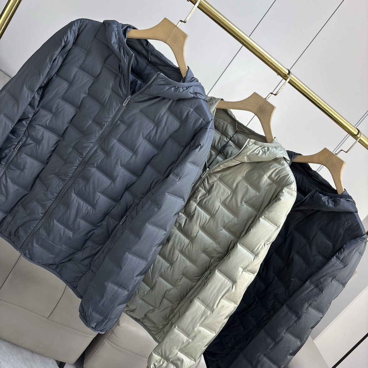 无缝压胶90绒~秋冬轻薄款连帽羽绒服时尚简约男士短款保暖外套