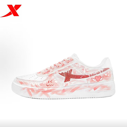 特步板鞋粉白渐变涂鸦青春元气