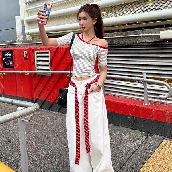 红色配饰点缀衣服简约百