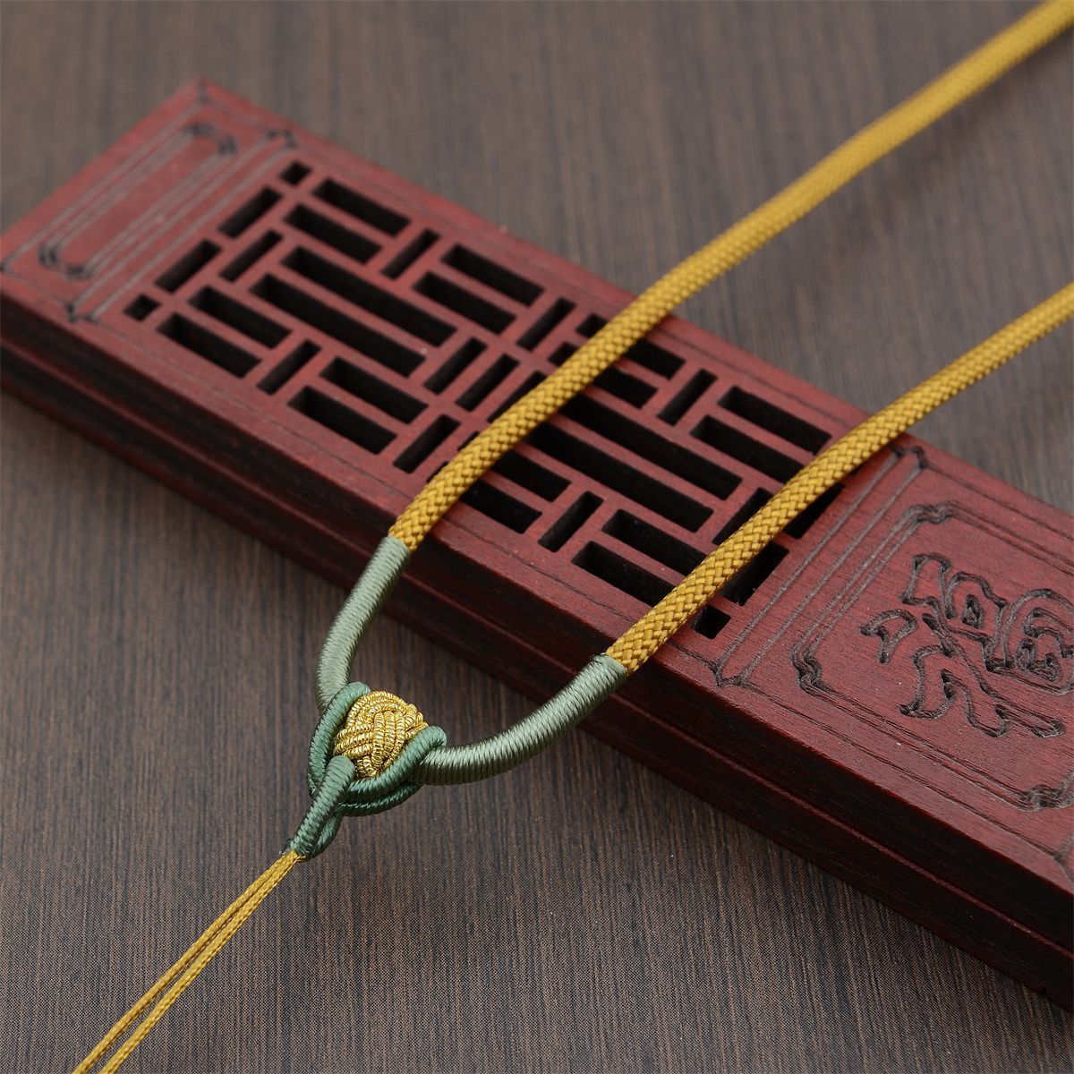 女士高端吊坠挂绳玉石纯