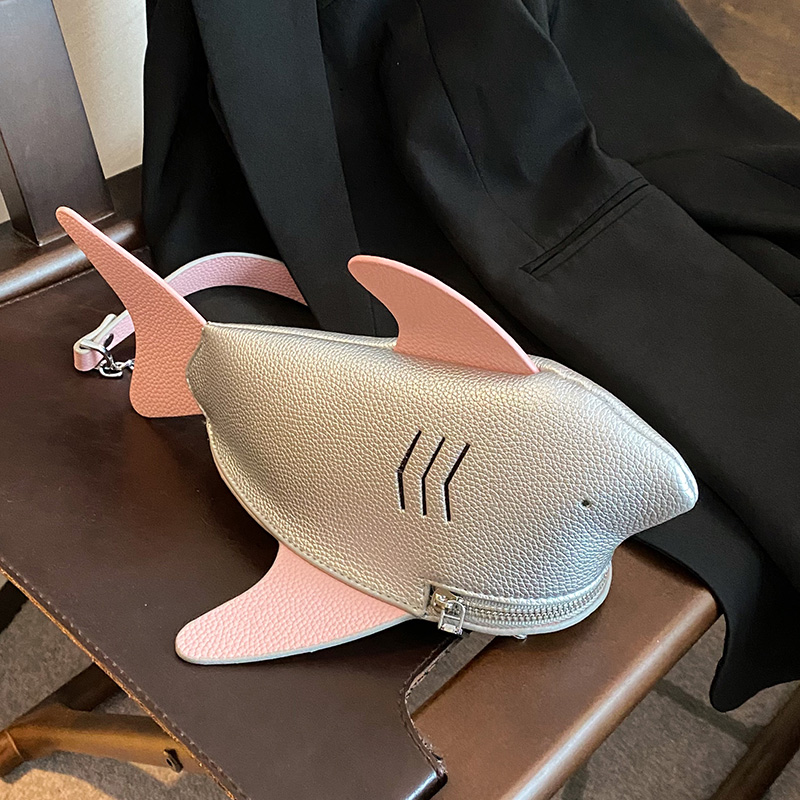 今年流行独特小众设计包包2024新款女包百搭链条斜挎包公仔海豚包