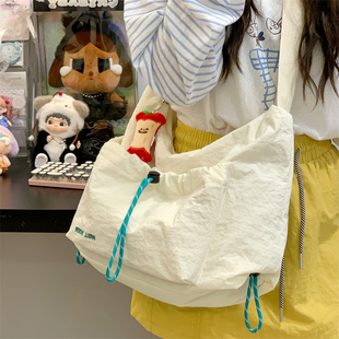 日系ins百搭大容量学生通勤斜挎运动单肩包 轻便休闲尼龙布包包女