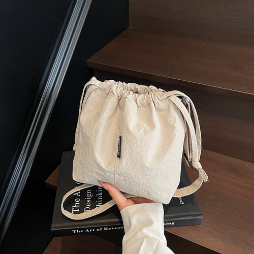 抽绳帆布包女夏天2026新款时尚小众设计斜挎包褶皱爆款韩版水桶包