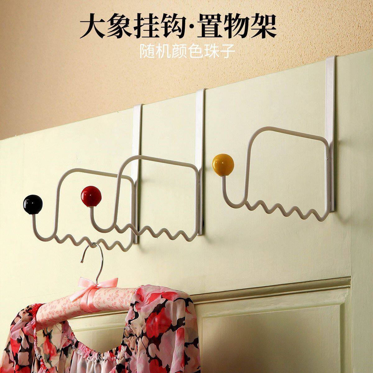 房间门背后挂钩衣帽衣服