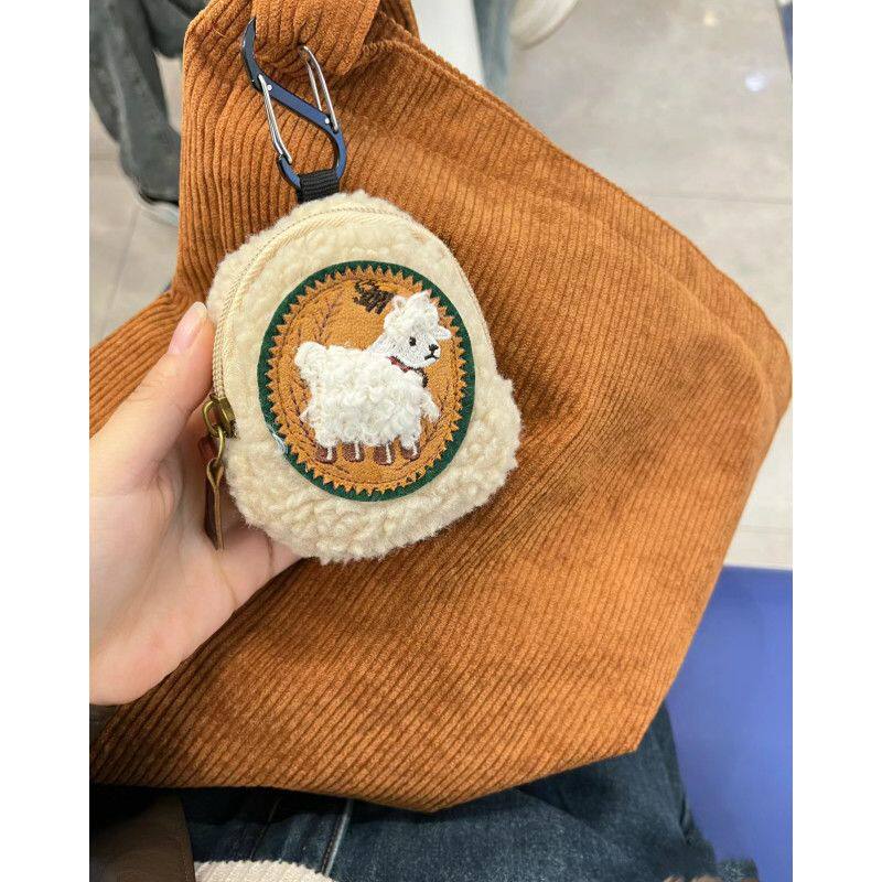 超迷你小挂包新款可爱刺绣小羊耳机包百搭大容量口红化妆包便携充