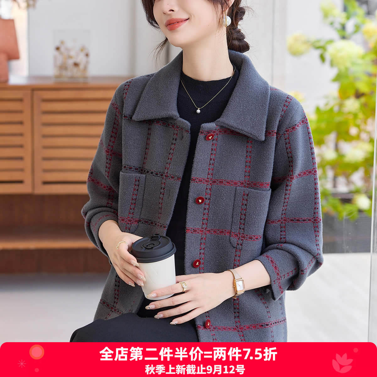 妈妈秋装翻领格子外套2026新款洋气中老年女士秋冬针织毛呢上衣