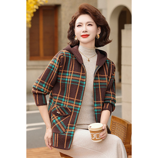 中年妈妈五十多岁洋气秋装连帽上衣服中老年女士休闲针织格子外套