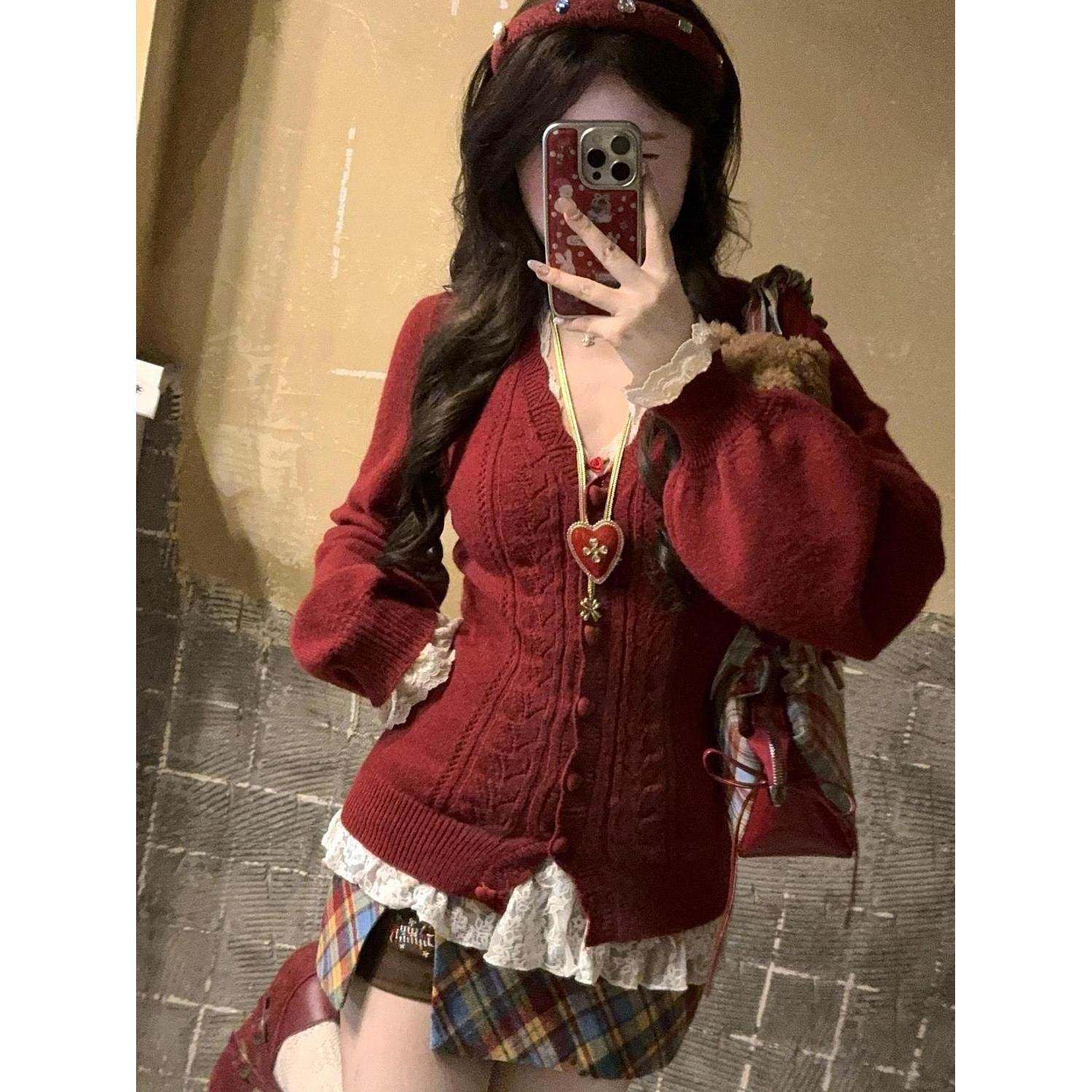 叠叠樱桃 秋冬新款v领爱心扣针织毛衣开衫外套蕾丝屁帘短裙女套装