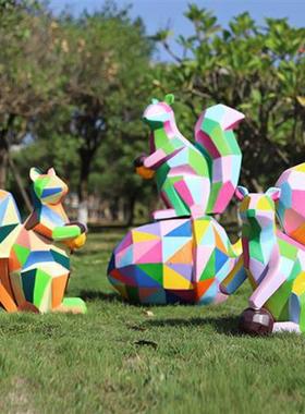 玻璃钢创意彩绘松鼠幼儿游乐园几何色块动物雕塑商场小区户外摆件