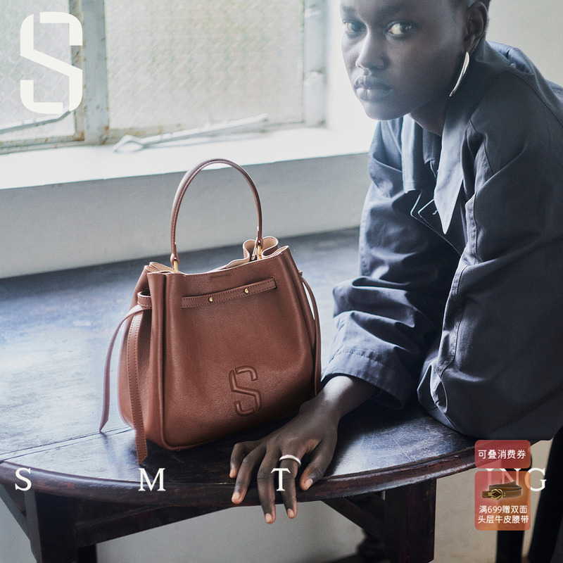 西木汀头层牛皮水桶包设计感包包女秋季新款小个子软皮单肩斜挎包