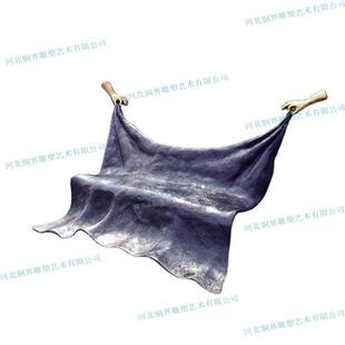 抽象坐凳铸铜雕塑创意双手提毛毯造型休闲长凳广场花公园绿地景观