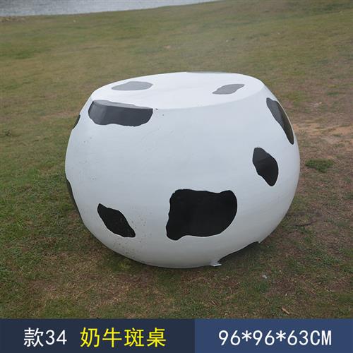 户外景观雕塑足球奶牛雕塑庭院幼儿园卡通玻璃钢摆件校园美陈装饰