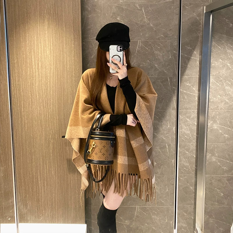 秋冬韩版加厚保暖流苏斗篷披肩女