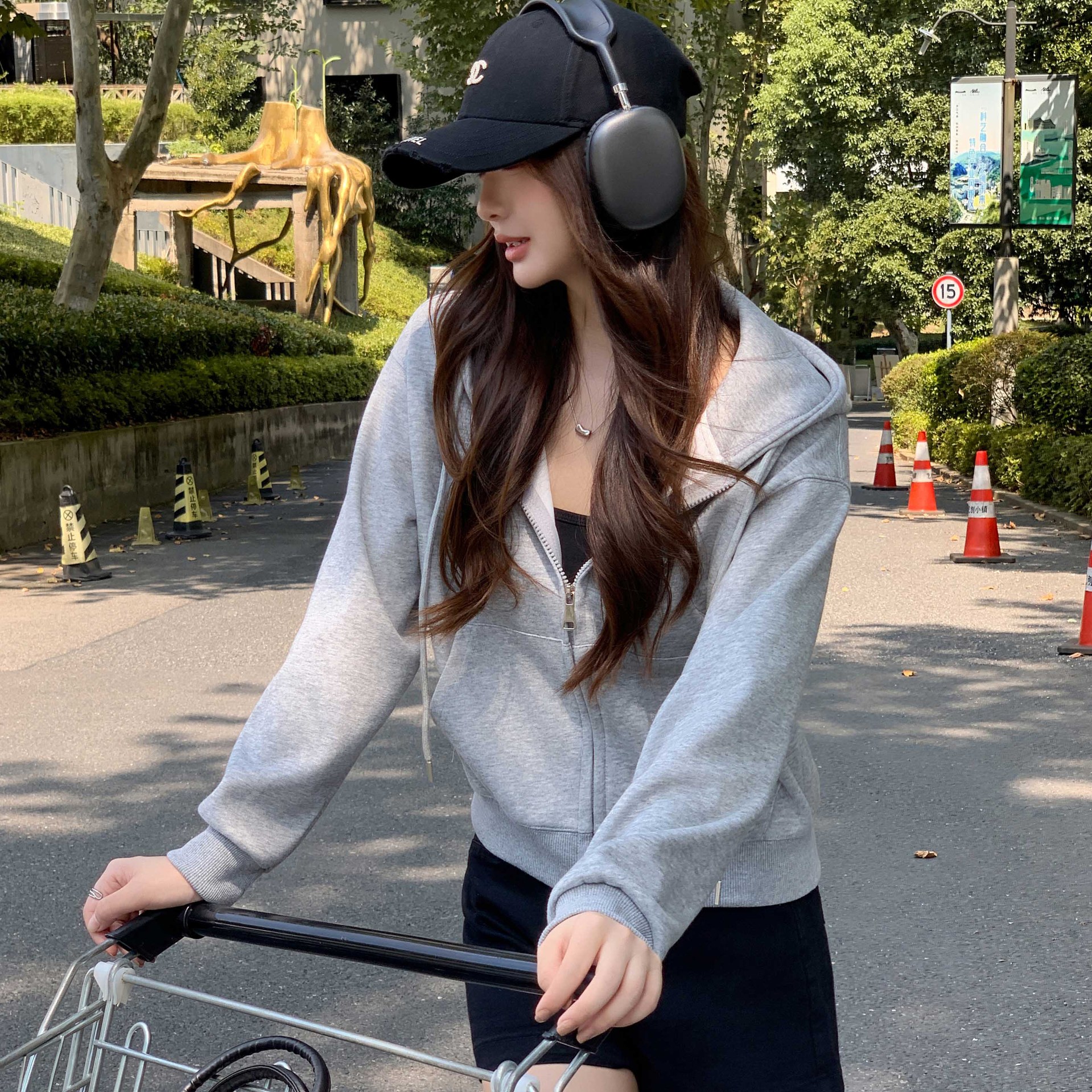 灰色连帽拉链短款卫衣外套女春秋冬季上衣修身穿搭