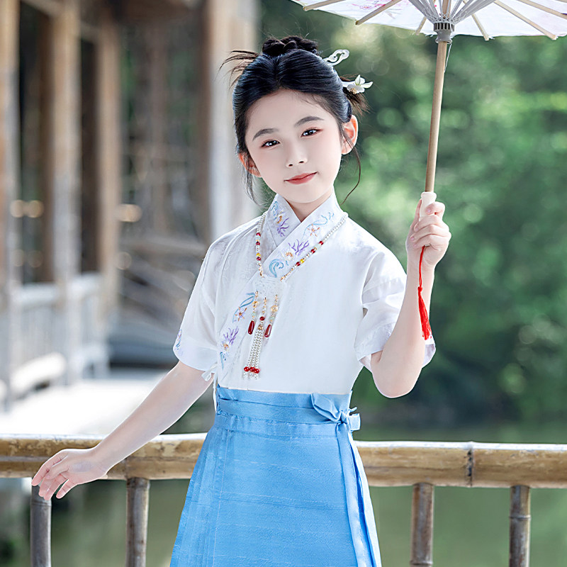啄木鸟女童搭配马面裙中式上衣
