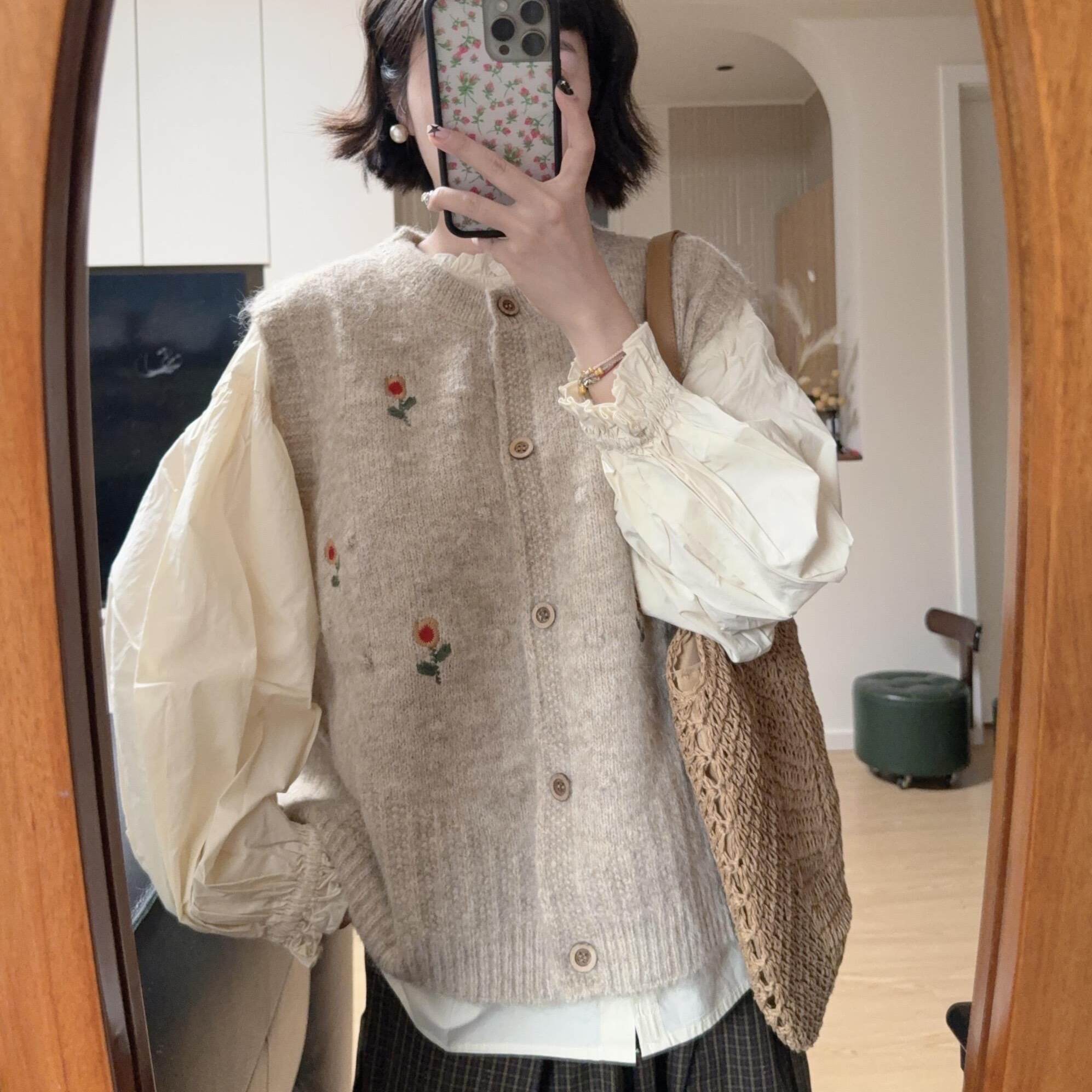 韩系慵懒风花朵针织马甲背心女2025秋季叠穿无袖坎肩外搭毛衣开衫,女装/女士精品,毛针织衫,淘宝优惠券,粉丝福利购,淘宝优惠卷